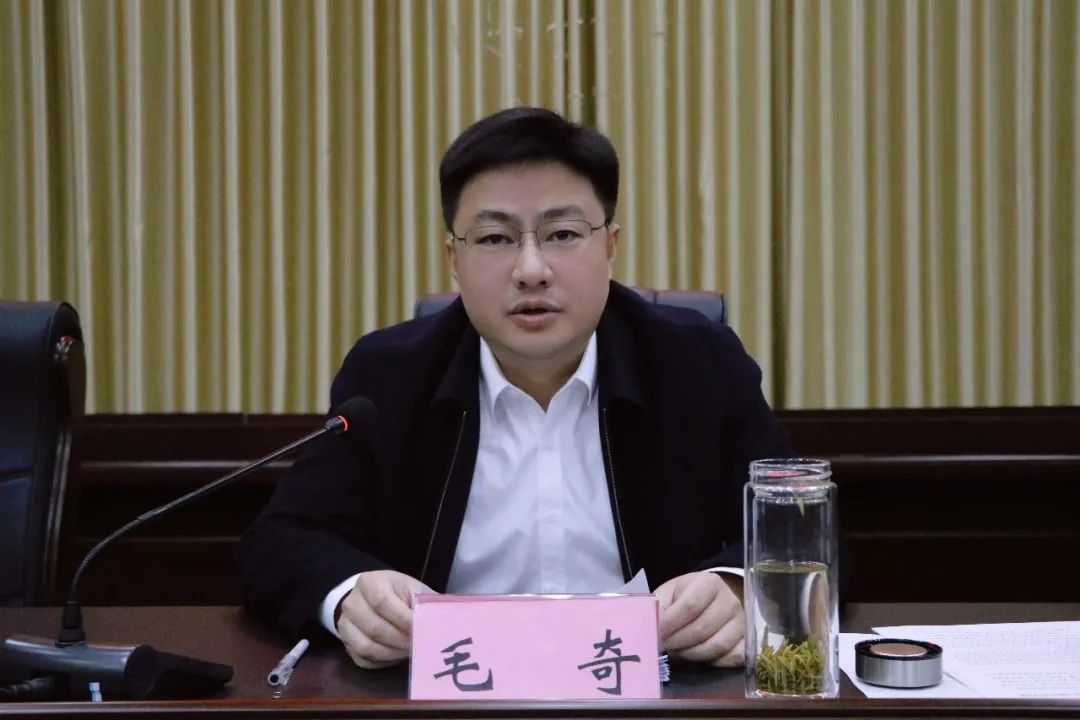 图二 万年县委书记毛奇出席会议并讲话.jpg