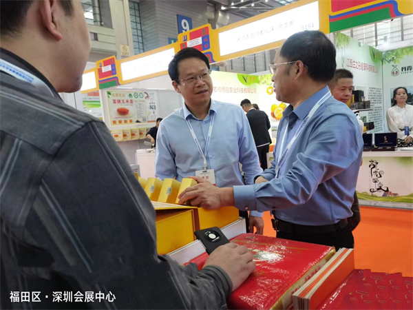 图二 上饶市农业农村局党委书记、局长李河森与蔡阳厚董事长在展柜前交流.jpg