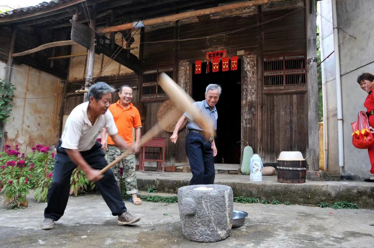 图三 万年农村至今过年时节家家打米糕.jpg