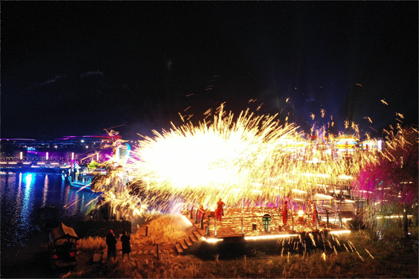 图4  九江之夜“打铁花”(1)(1)(1)(1).jpg