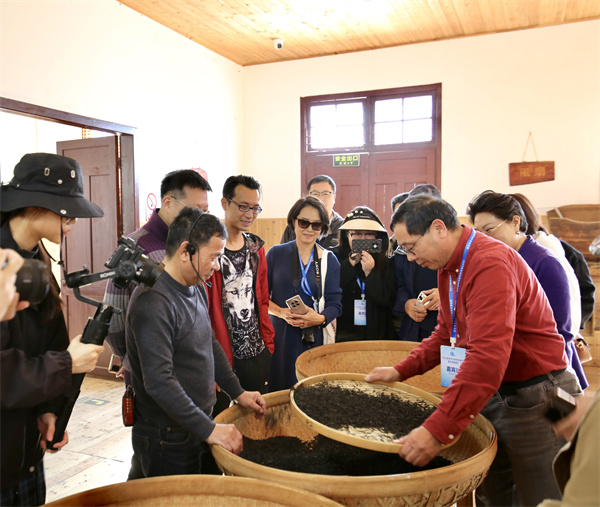 圖四：採風團在坦洋體驗茶葉製作工藝流程。.jpg