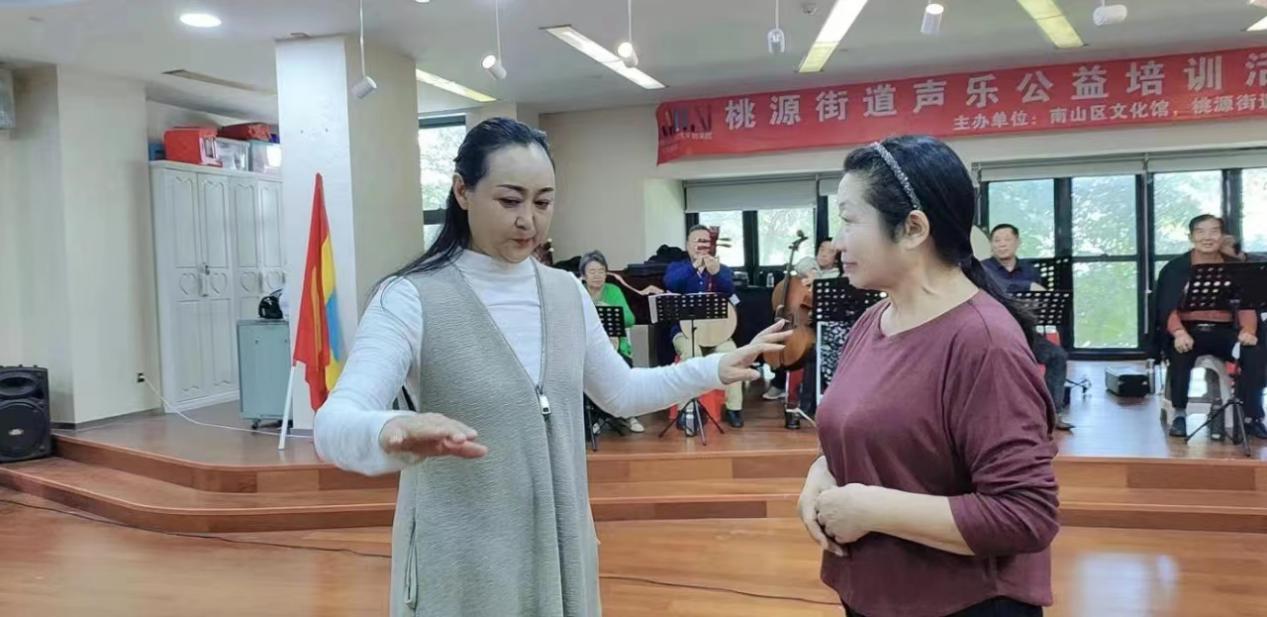 宋艳秋老师为深圳市南山区桃源豫剧团指导授课.jpg