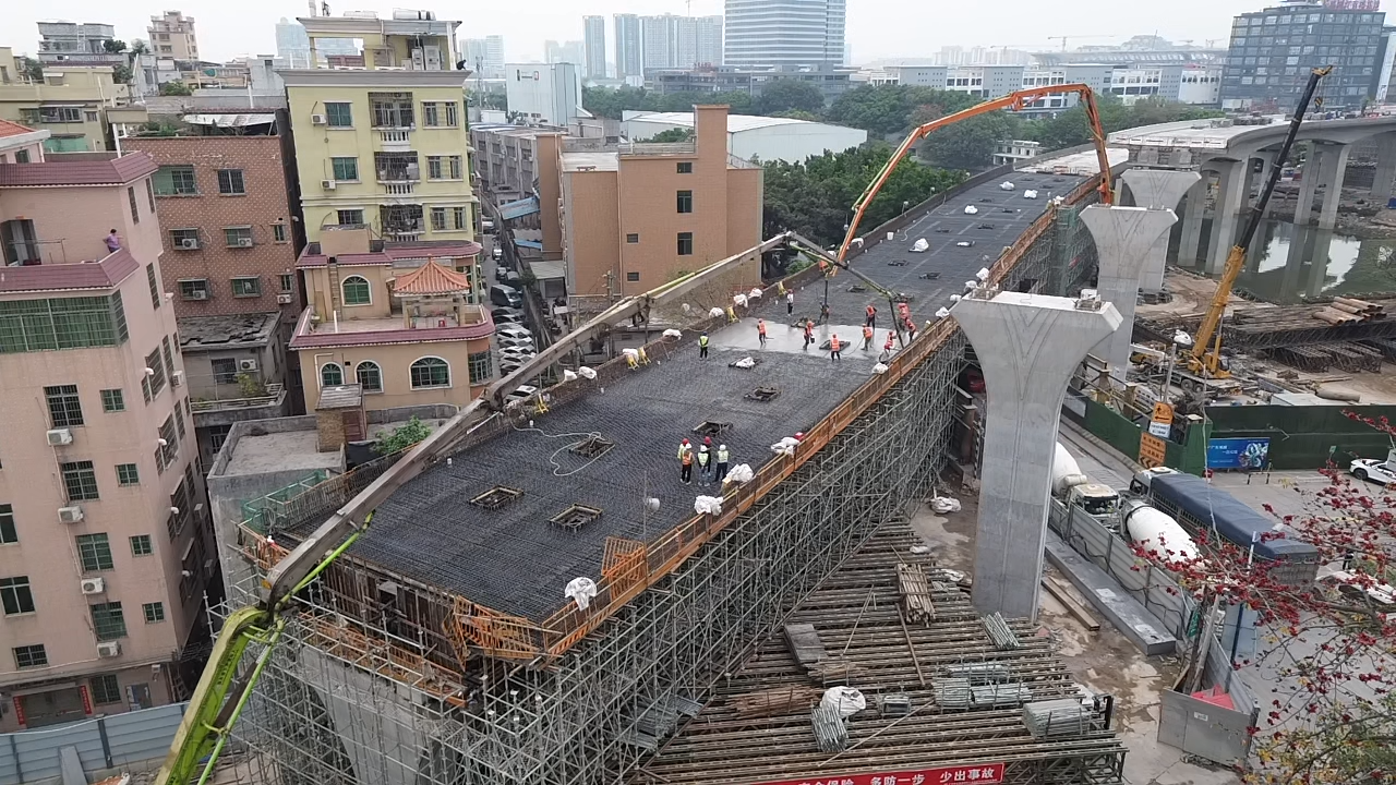 跨石潭路桥梁混凝土浇筑.png