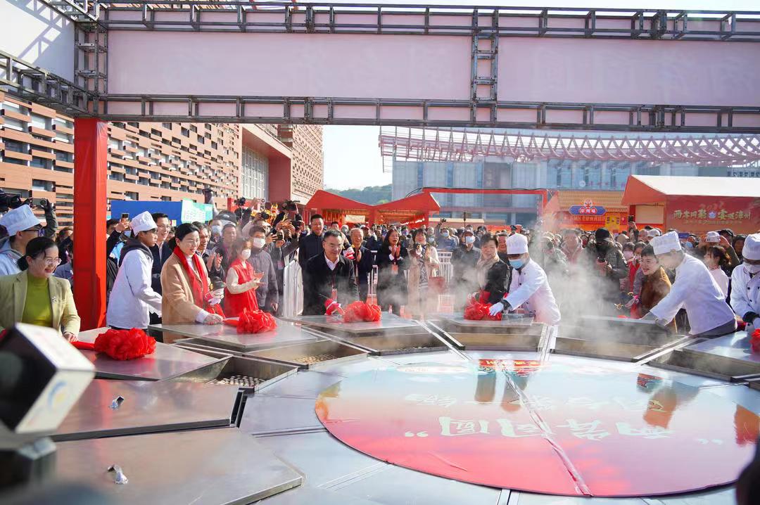 圖3為領導們為冬至「大鍋湯圓」開鍋 來源：漳州新聞.jpeg