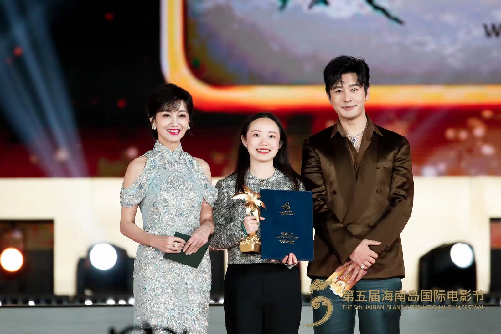 图4  中国香港演员赵雅芝与中国内地演员黄晓明共同为获奖嘉宾颁奖.jpg