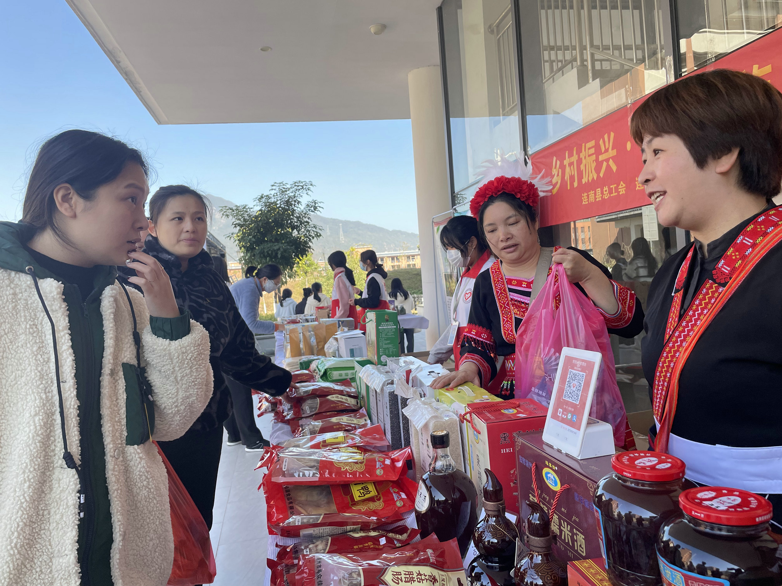 老师咨询土特产 许锋 摄.jpg