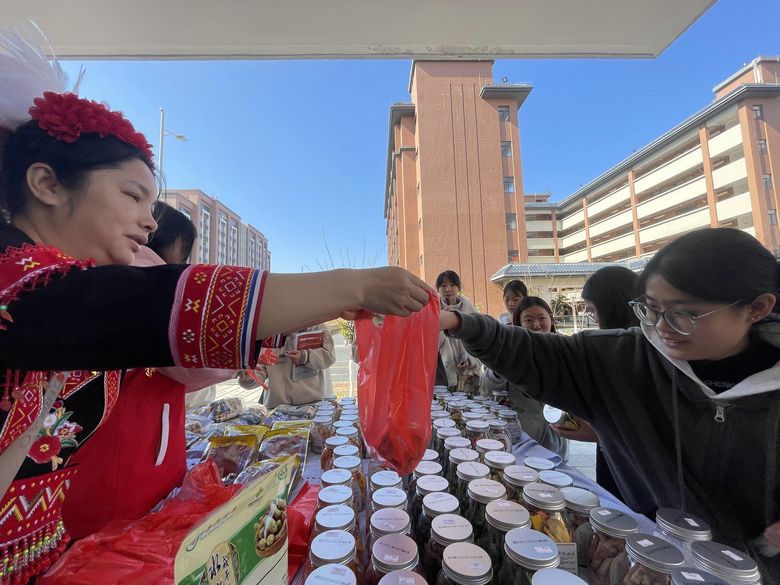 同学们选购土特产2 许锋 摄.jpg