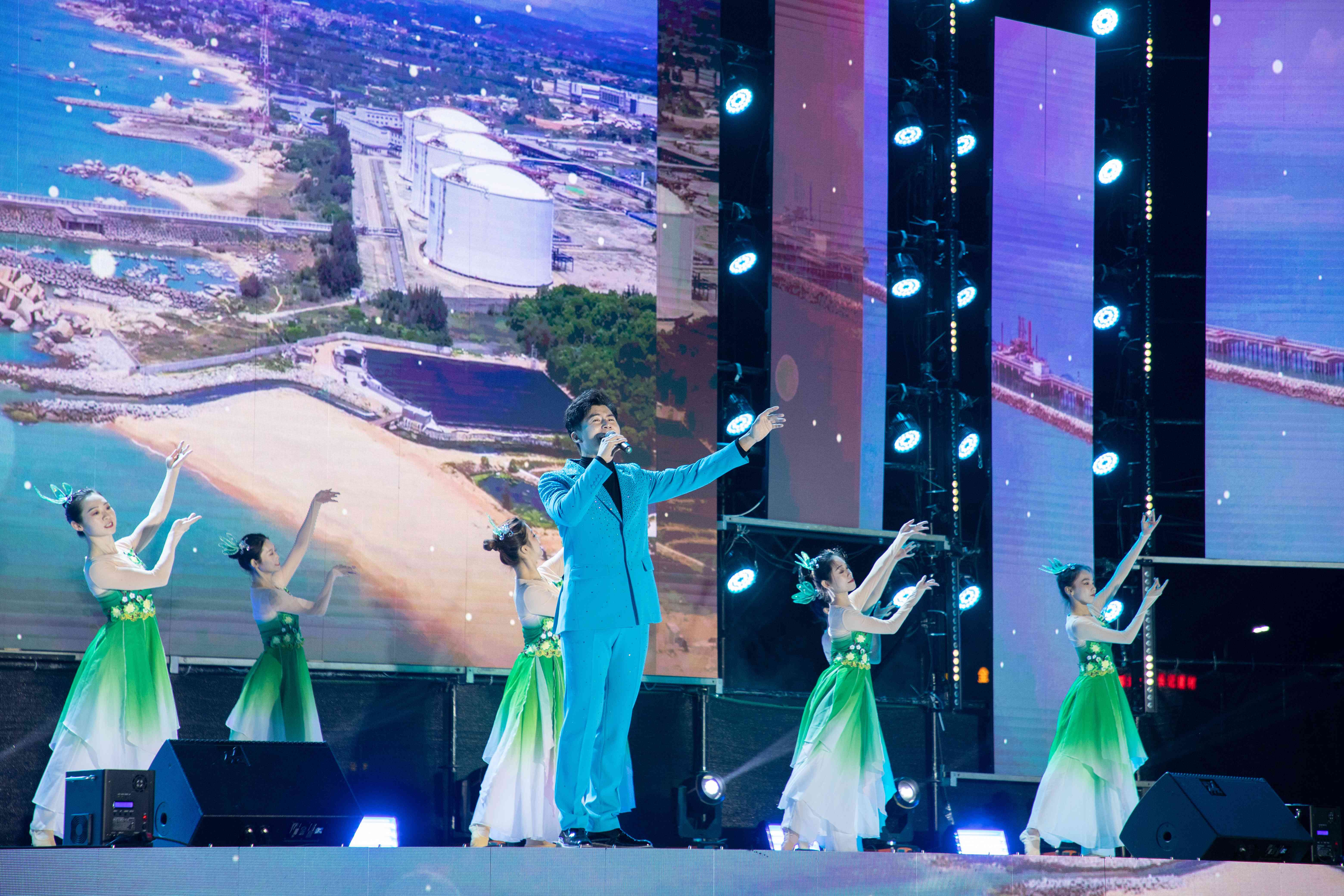 4:国家一级演员、男高音歌唱家李白演唱惠来县建县500周年主题曲《爱在惠来五百年》——陈其泰摄.jpg