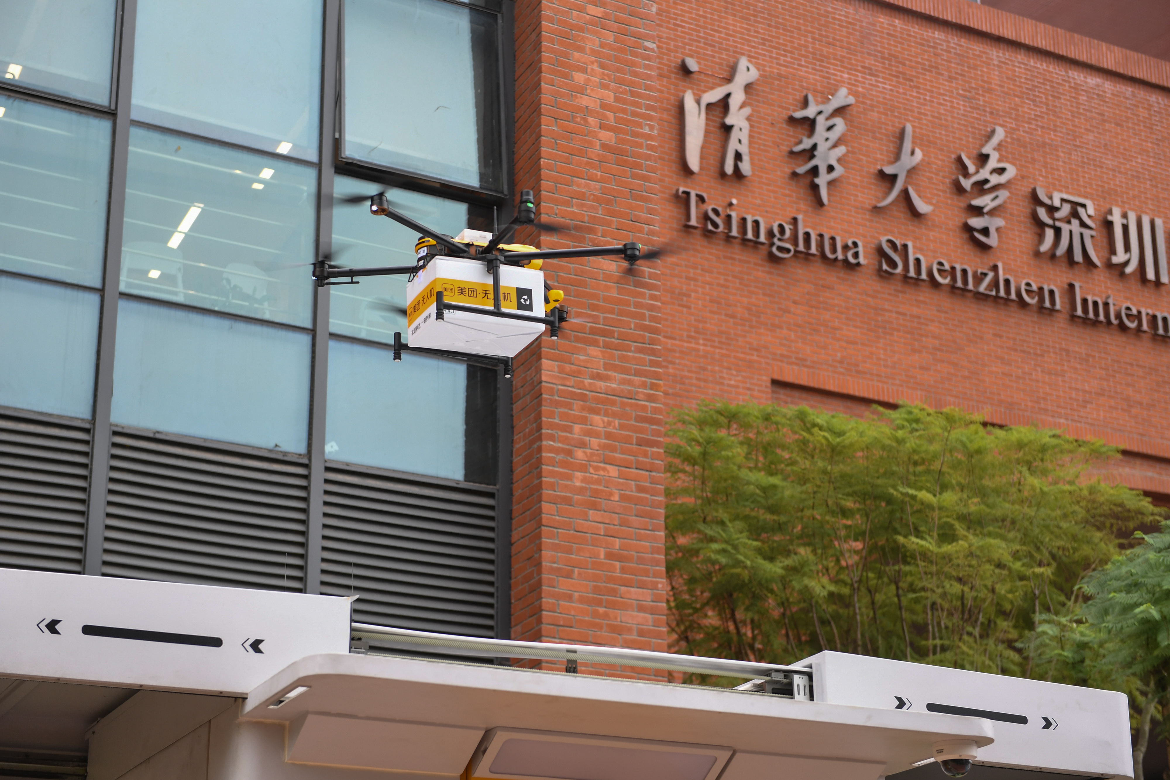 12月19日 首條高校場景的無人機配送航線正式落戶于深圳的清華大學研究生院 新華社.jpg