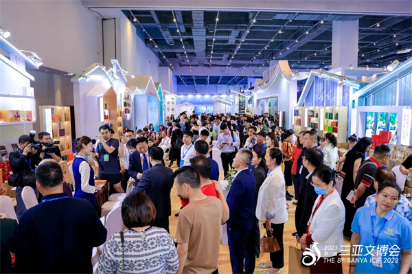 图1 第八届三亚文博会嘉宾巡馆.jpg