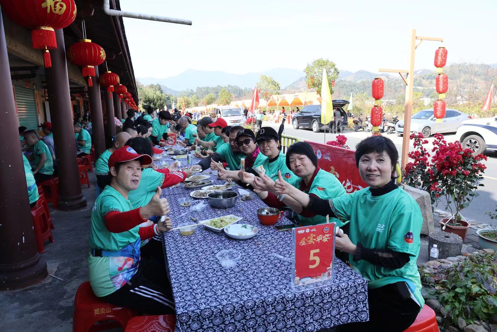 圖4為熱鬧長桌宴 喜迎八方客.jpeg