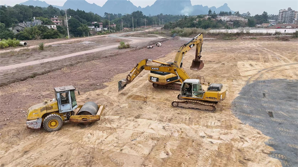 圖二：挖掘機在現場作業  （圖片來源於張桐千 陳奮 楊天杭）.jpg