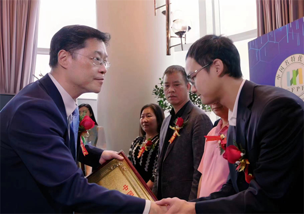 圖三：香港特別行政區政府駐廣西聯絡處主任王卓然為獲認證的商品頒發「名特優商品評價認定證書」  （主辦方供圖）.jpg