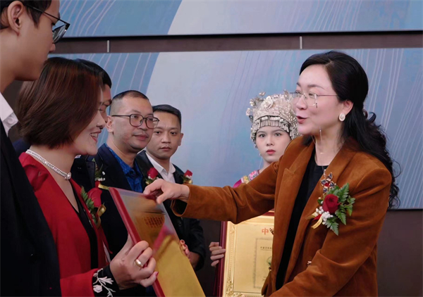 圖四：中國國際貿易促進委員會廣西分會黨組書記、會長楊雁雁為獲認證的商品頒發「名特優商品評價認定證書」  （主辦方供圖）.jpg