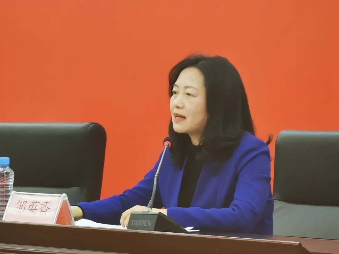 图二 江西省政协新闻发言人、省政协办公厅副主任邹英香.jpg