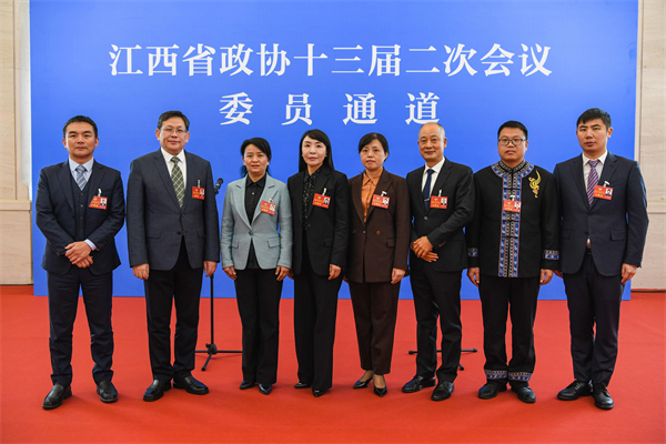 圖 首場委員通道開啟，從左至右，翁彥俊、熊濤、張敏、陳煒蓉、曾暉、黃國平、吳運忠、章指通（占佩璐 攝）.jpg