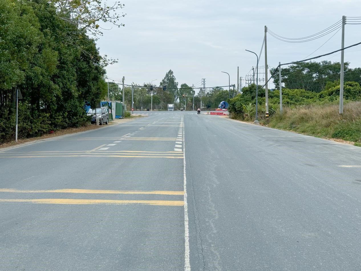 2、在X226线与机场路交界的地方,原有的两车道已拓宽为双向四车道.jpg