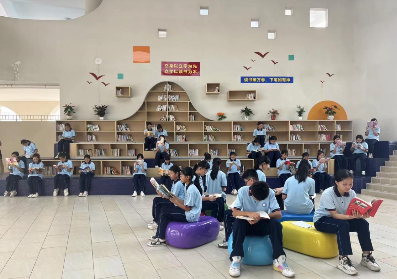 4、惠阳区第七中学教学楼一楼“悦”书吧,成为师生阅读好去处.jpg