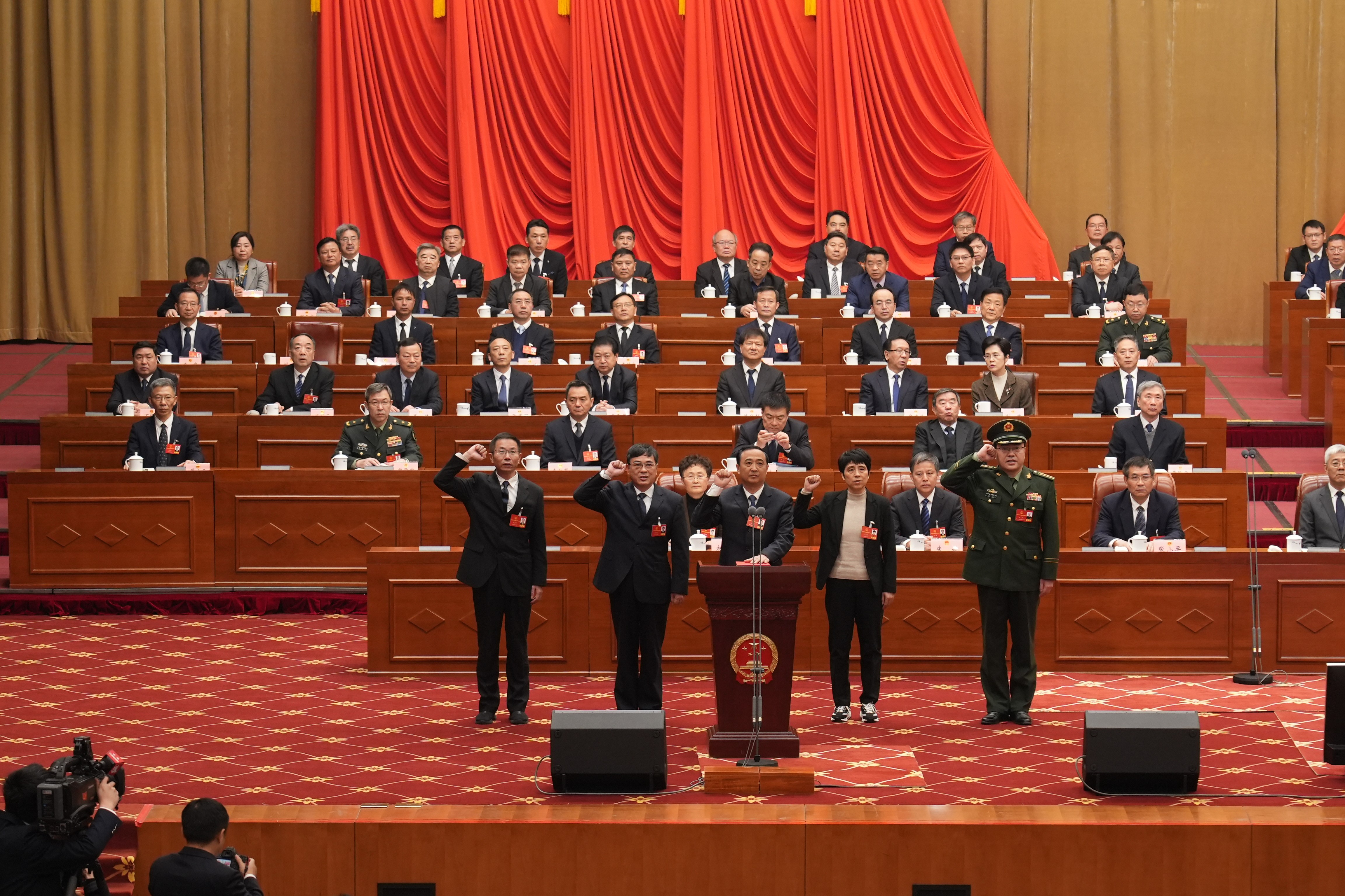 圖二 新當選的江西省人民代表大會常務委員會委員舉行了憲法宣誓儀式(1).jpg