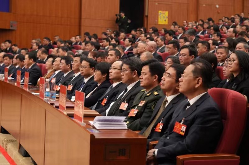 圖四  代表認真聆聽講話(1).jpg