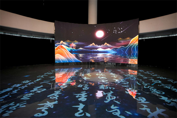 现场结合媒体组合装置，以辛弃疾的词投射出光影作品，打造身临其境的观赏体验.jpg