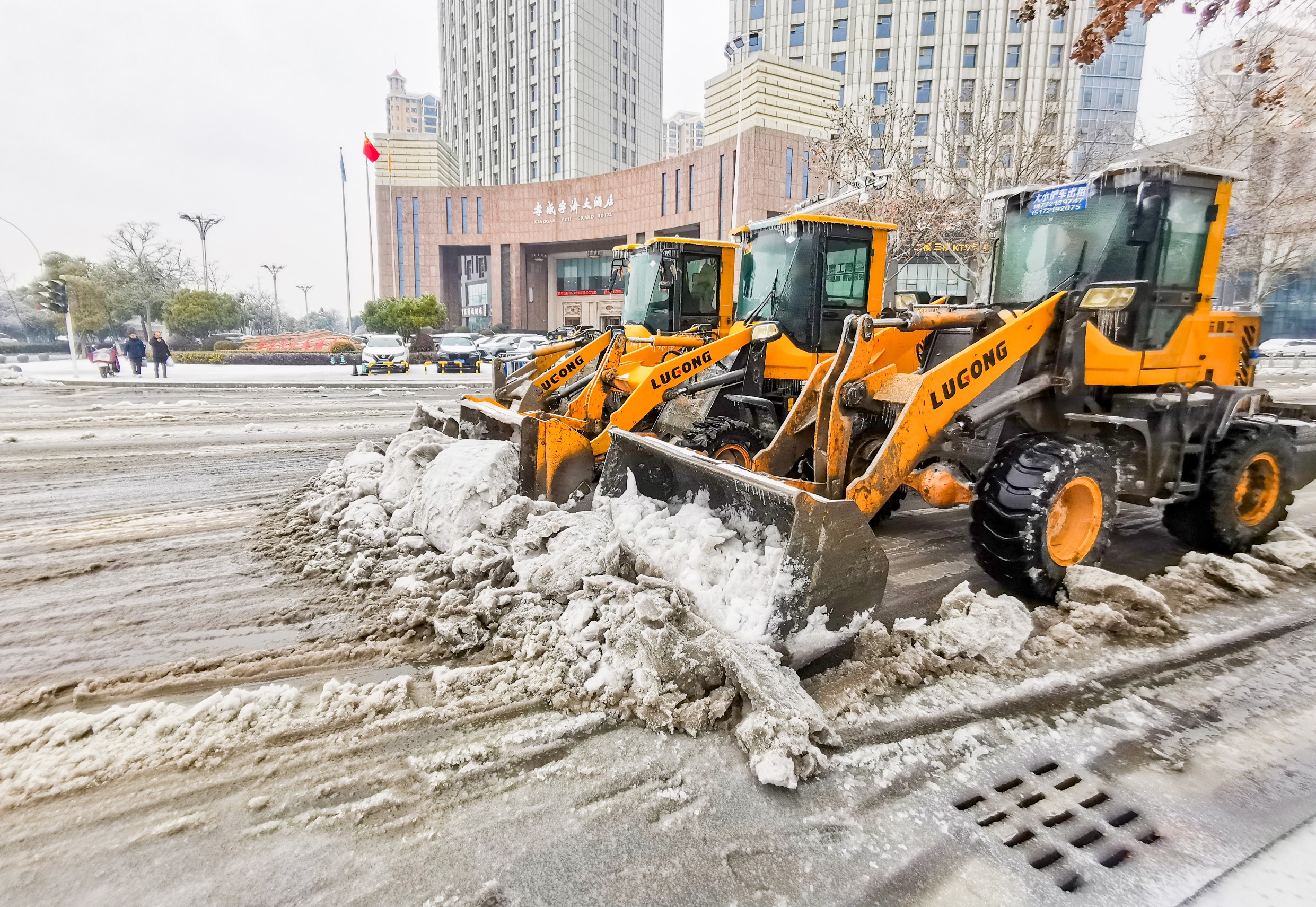4、清理孝感城区路面积雪.jpg
