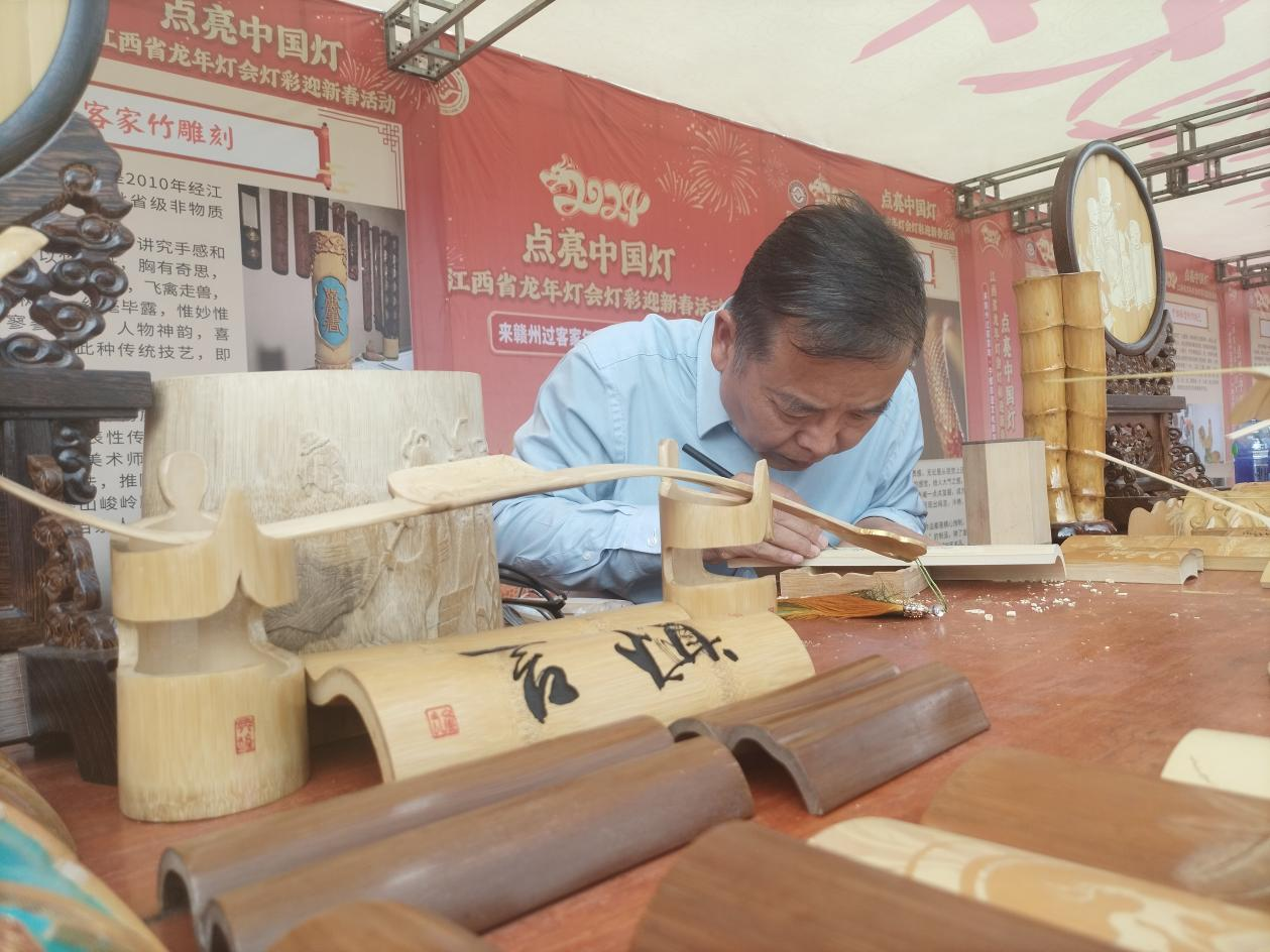 配图2:“非遗”传承人现场展示“绝活”.png