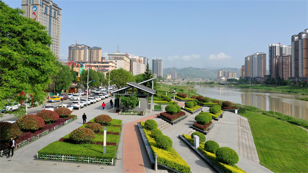 环境优美的成县青泥河两岸（燕海潮 摄）.jpg