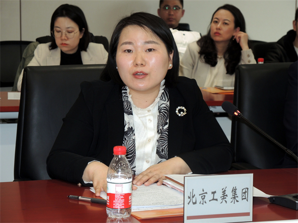 圖片4：北京工美集團有限責任公司党委副書記、工會主席、副總經理、總法律顧問張瑩進行企業介紹及媒體互動.jpg