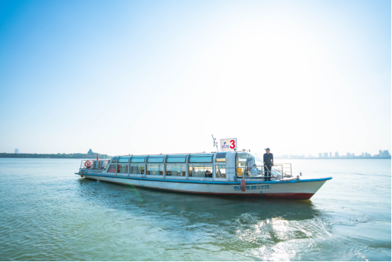 圖2 ：金雞湖水上公共巴士先行開通運營的月光碼頭至望湖閣碼頭往返航線，將成為串聯起園區湖東、湖西兩大商圈的水上通道（主辦方供圖）.png