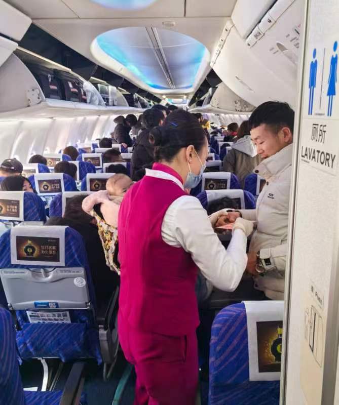 1、南航乘务组高空为患病婴儿筹集善款.jpg