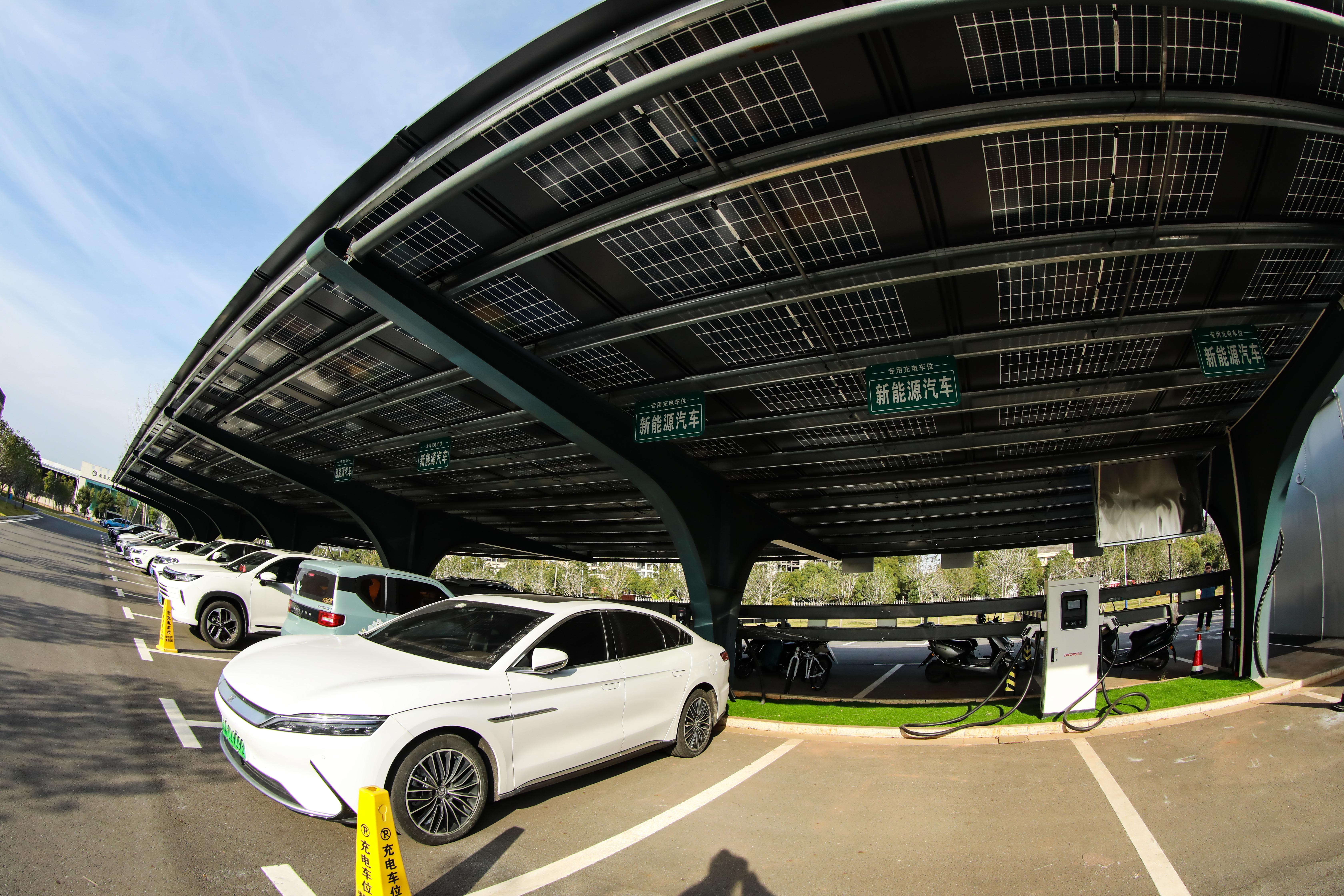 图四 共青城光氢储智能互补示范充电站(李文琪 摄).jpg