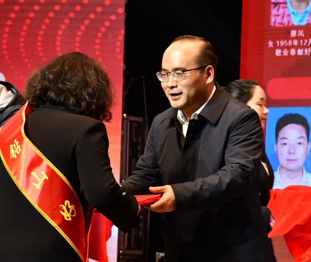 圖二鉛山縣委副書記、縣長未小剛為「鉛山好人」頒獎.jpg