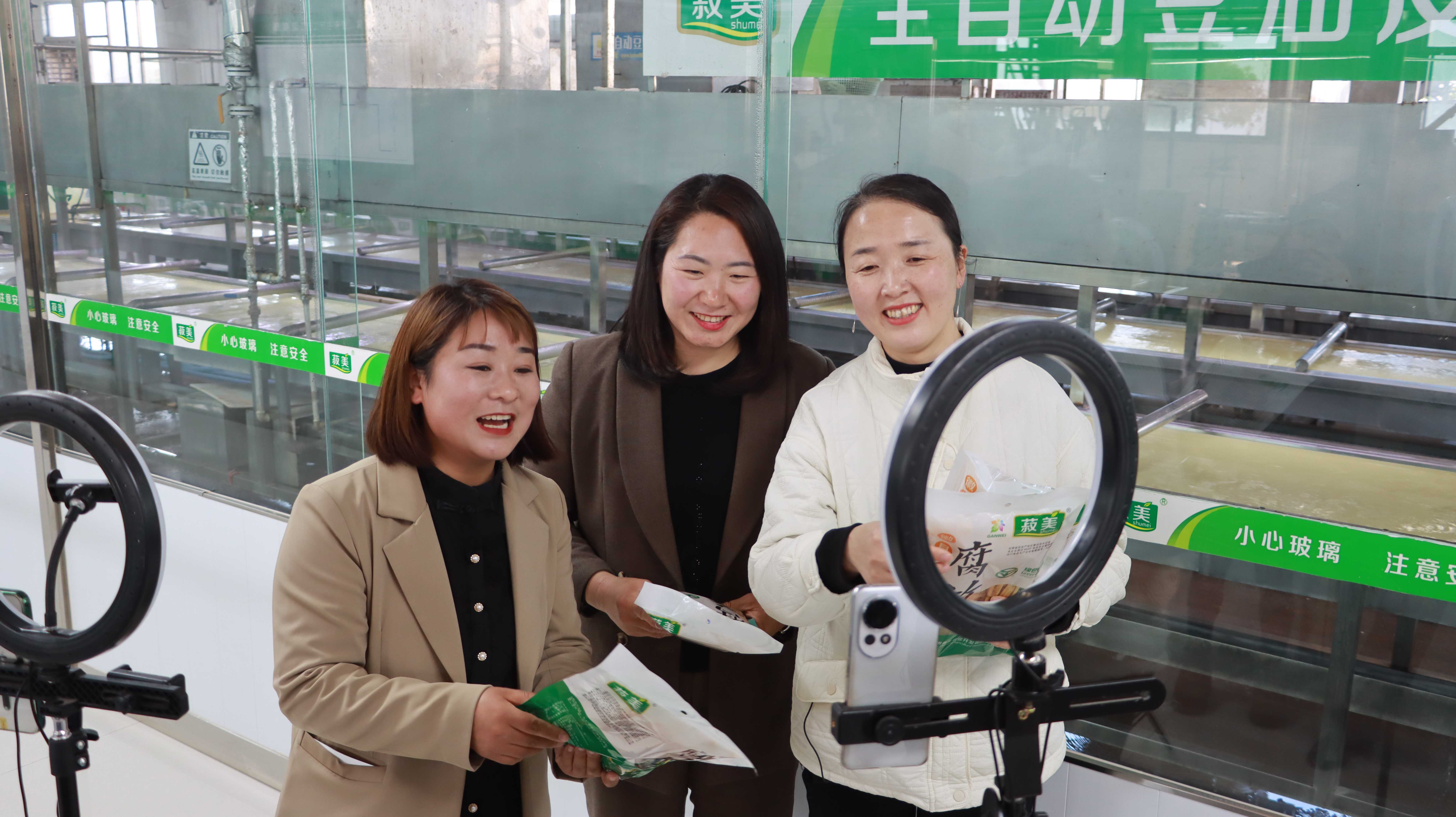 梁倩娟正在进行电商直播（尚敏贤 摄）.jpg