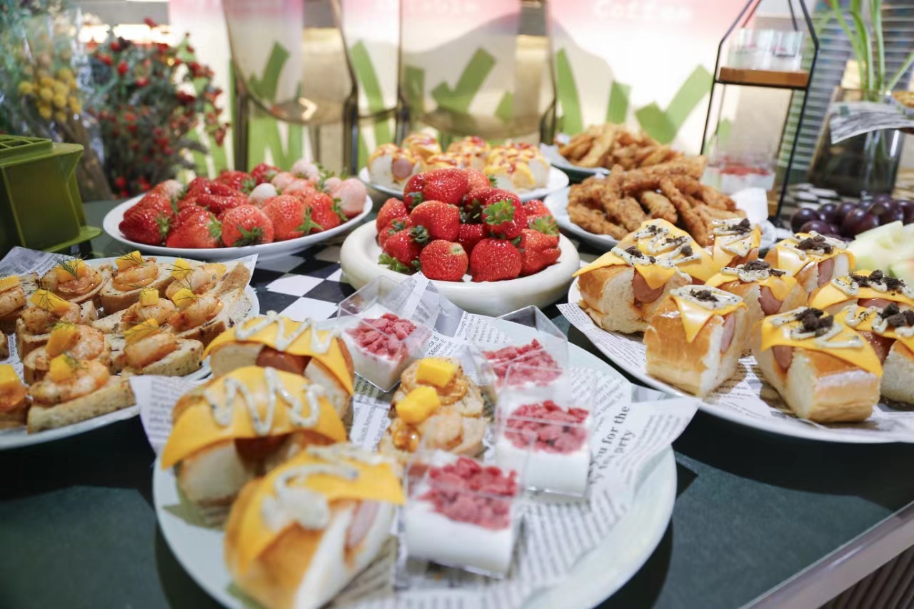 新鮮的草莓和琳琅滿目的草莓加工食品 田家欣 攝影.jpg