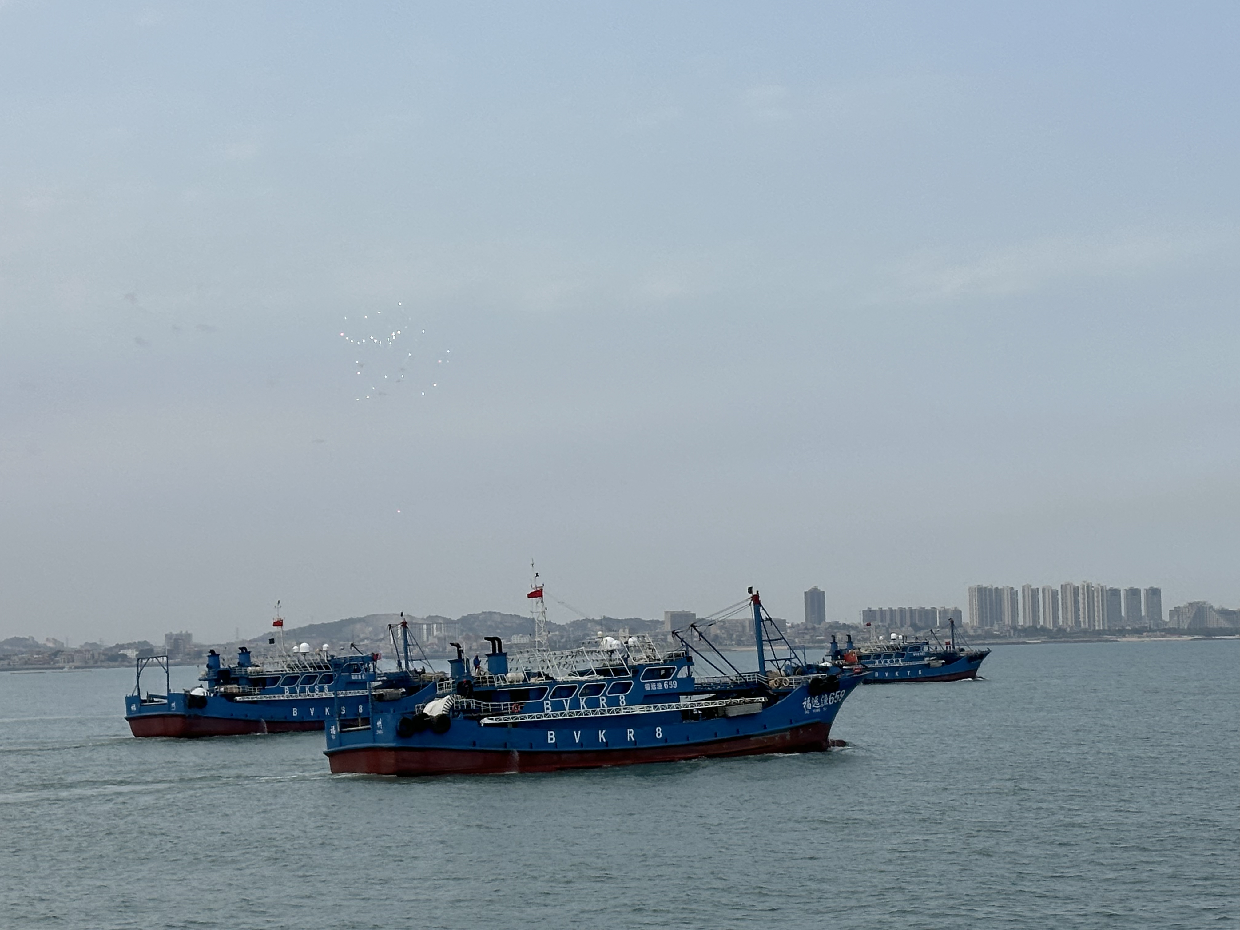 圖二：緩緩駛離深滬港的遠洋船隊。吳英嬌攝.jpg
