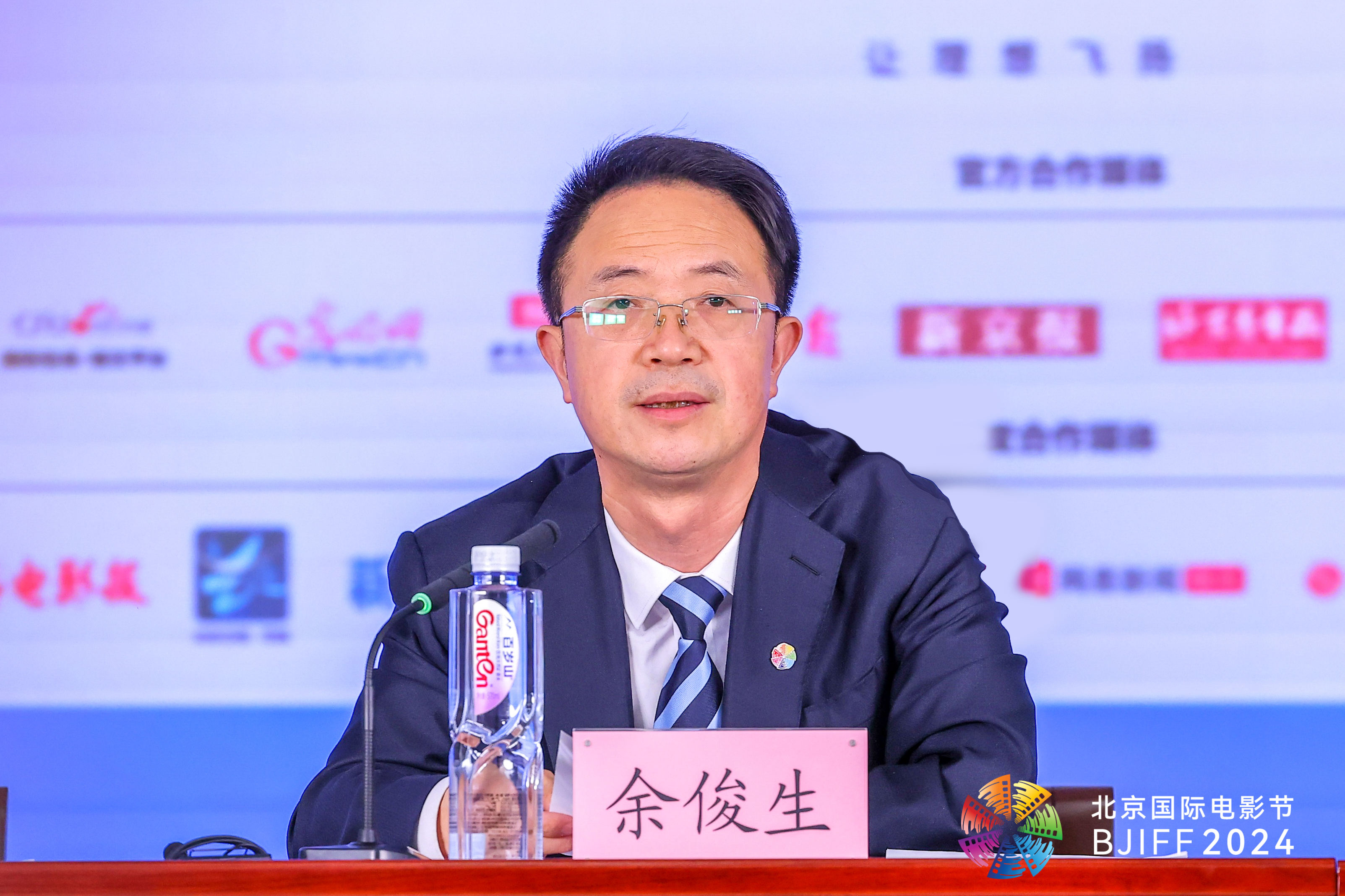 圖片2:北京市委宣傳部副部長余俊生宣佈第十四屆北京國際電影節將於4月18日至26日在北京舉辦,並介紹本屆北京國際電影節總體情況.JPG