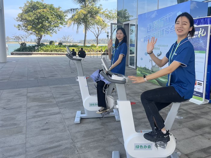 圖2-博鰲年會新聞中心門口志願者正在參與「減碳騎行體驗」.JPG