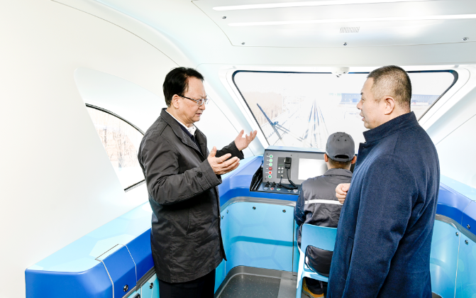 吉林省委書記景俊海（左一）到中車長客公司調研，試乘全球首列氫能源市域列車.png