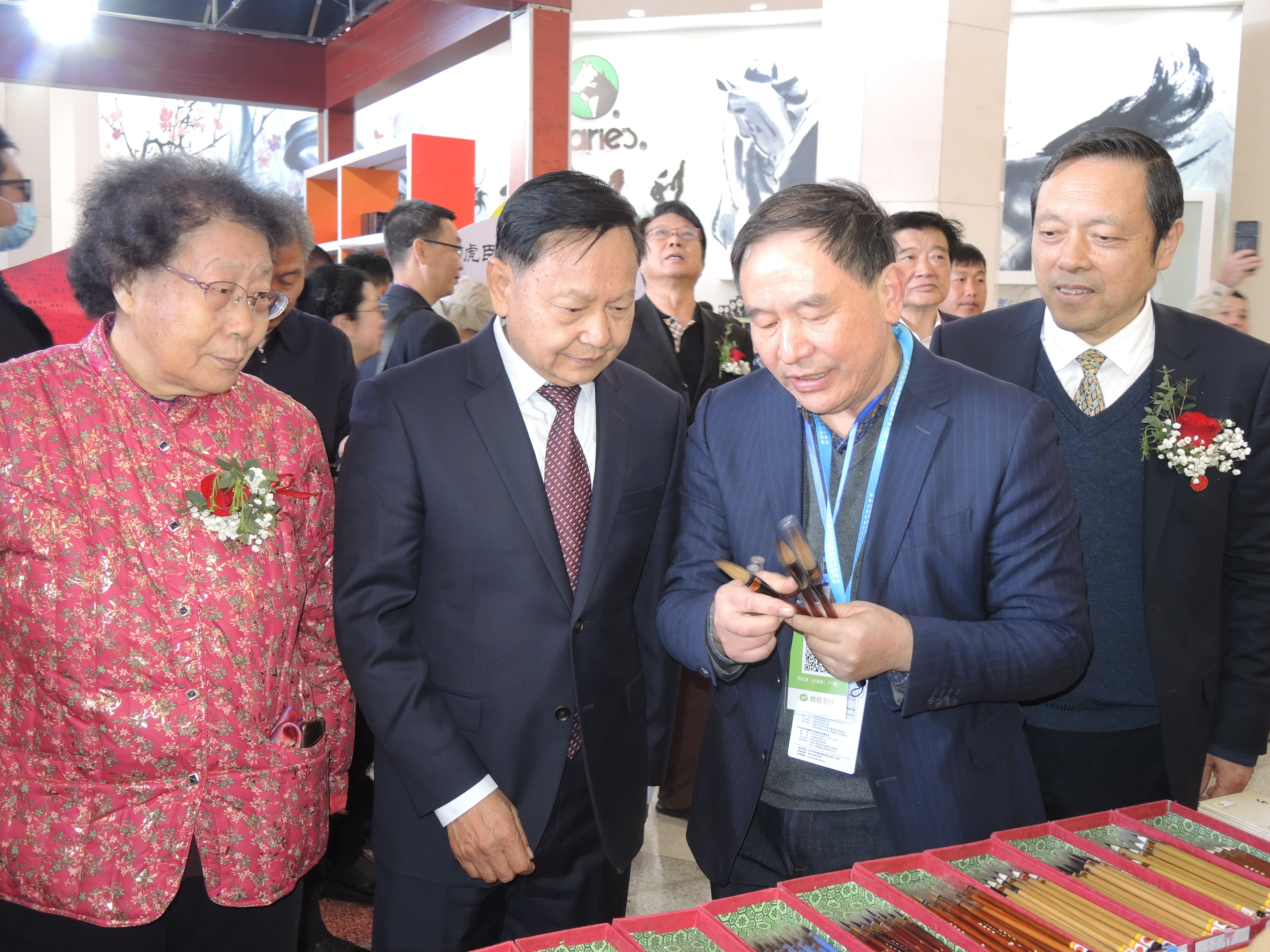 圖片5：開幕式後，與會領導走進展廳參觀展覽.JPG