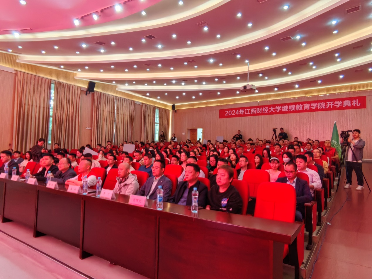 图二 典礼到场嘉宾和师生.jpg