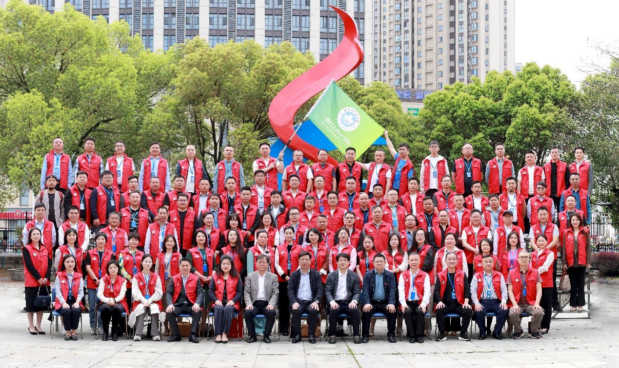 图三 全体师生合影.jpg