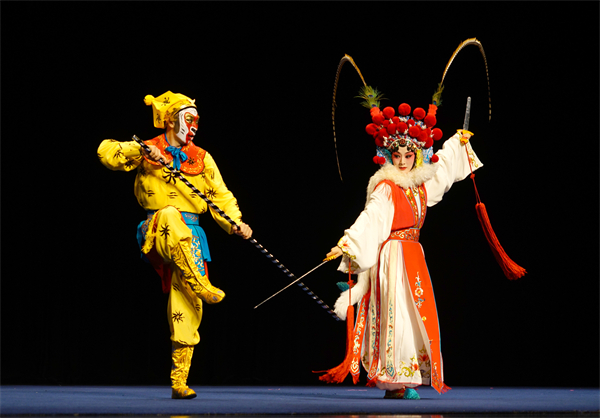 圖2：由名家傳承的經典折子戲《西遊記·借扇》張月明 飾 鐵扇公主；田陽 飾 孫悟空（昆山市文體廣電和旅遊局供圖）.jpg