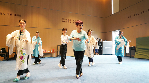 圖3：昆山每年邀請昆曲名家大師回到昆曲故里相聚， 為年青一代昆曲演員傳授演唱技藝、手把手指導經典劇目（昆山市文體廣電和旅遊局供圖）.jpg