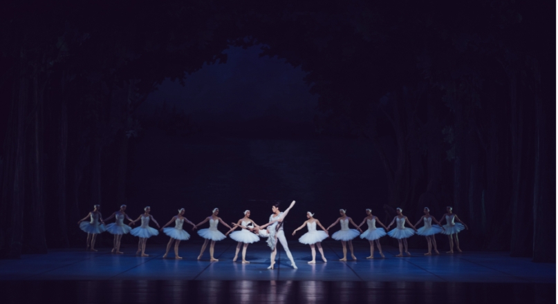 圖1：開幕式上，蘇州芭蕾舞團在大劇院用足尖勾勒出獨具中式意蘊西方經典之作《天鵝湖》，細膩展現了「江南芭蕾」風韻（主辦方供圖）.png