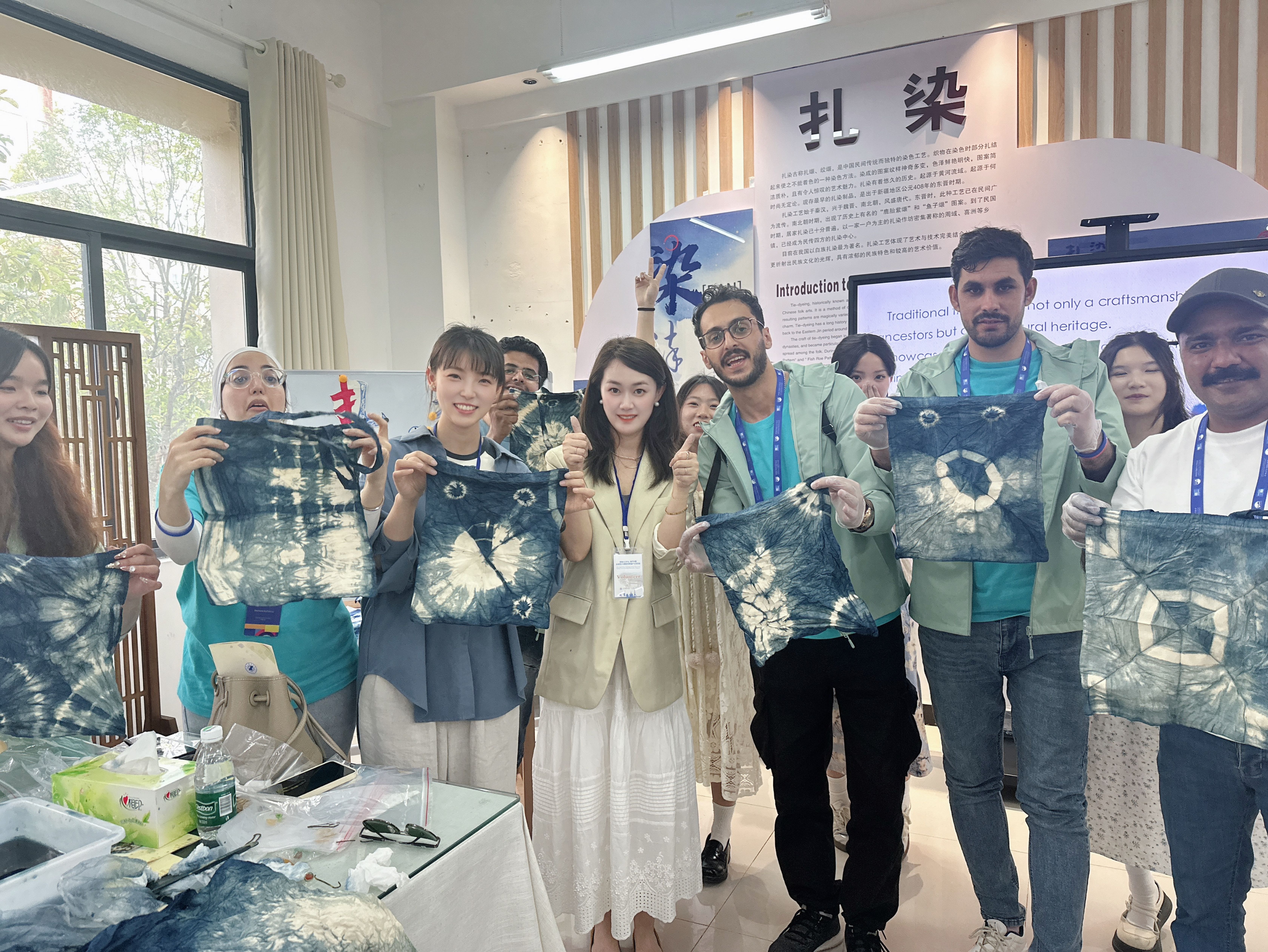 圖二 外籍學生體驗紮染手工藝_new.jpg