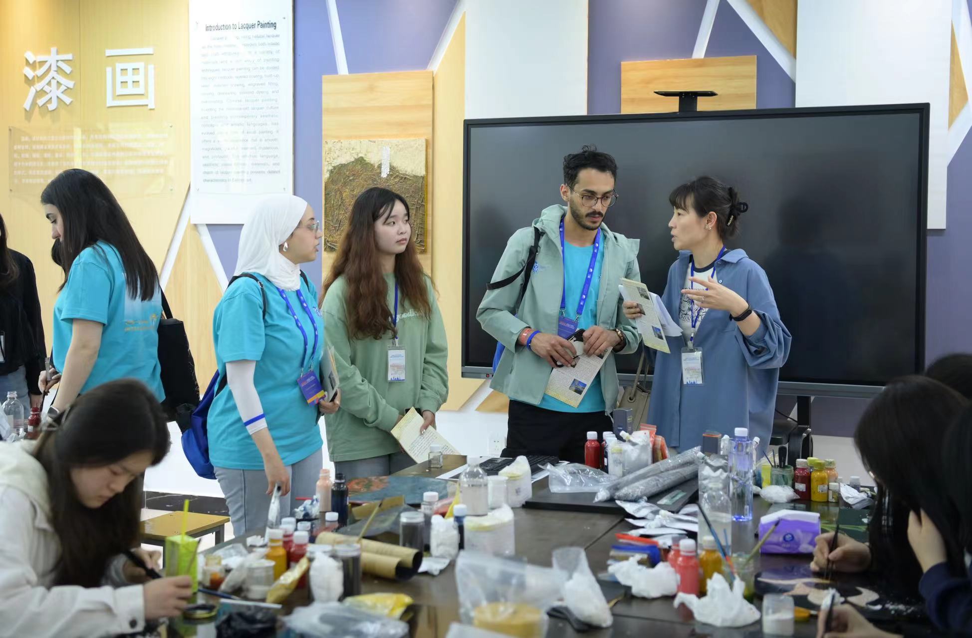 图三 体验漆画手工艺.jpg