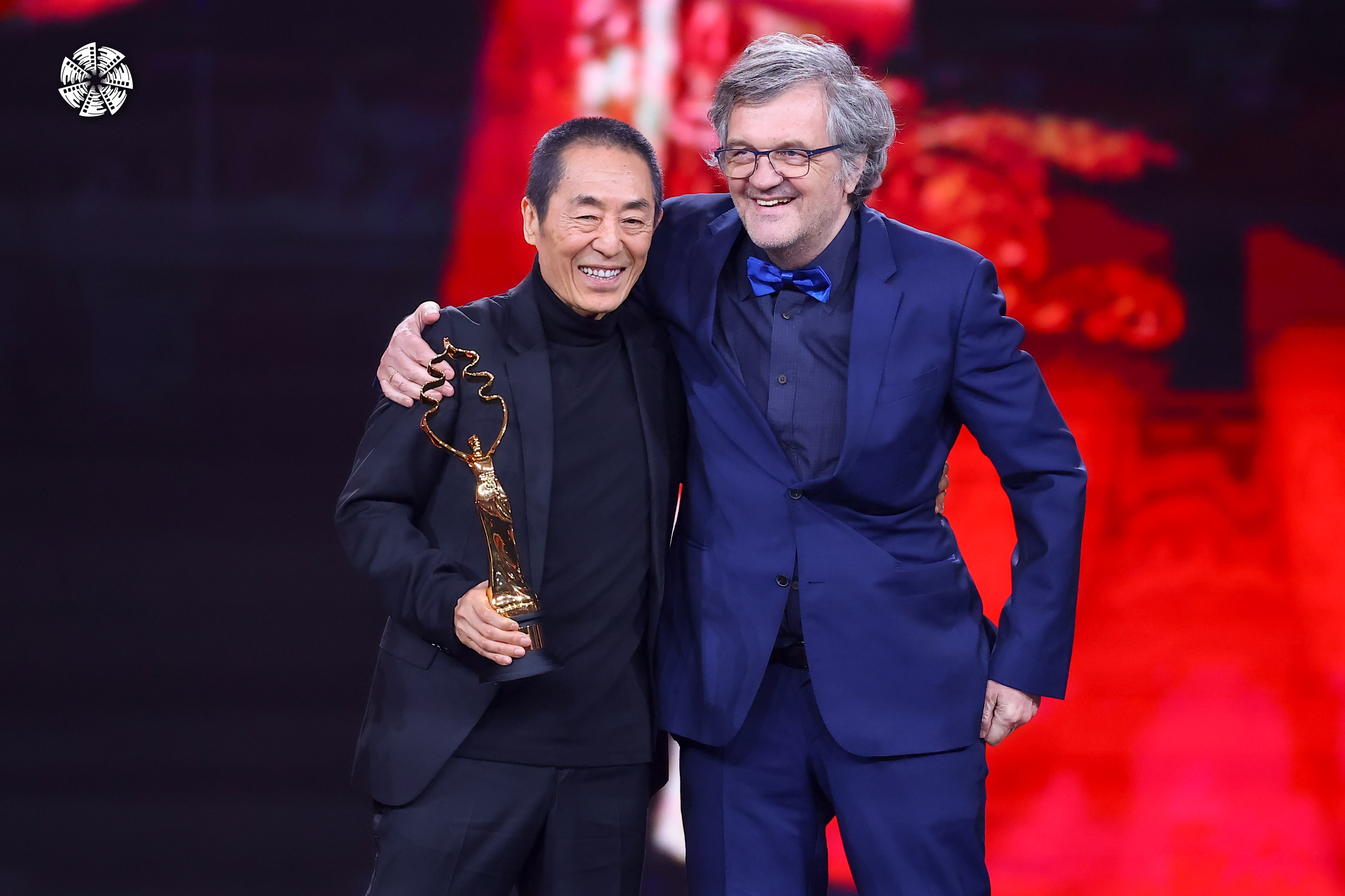 图片5:塞尔维亚导演埃米尔·库斯图里卡为中国导演张艺谋颁发组委会特别荣誉奖.jpg