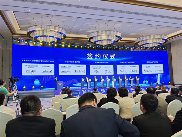 图二 活动现场15个项目分三批上台签约，涉金额196.3亿元人民币.jpg