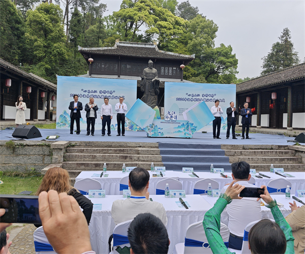 图三 “心系九江 侨联世界”2024年海外联谊主题活动启动仪式在庐山白鹿洞书院举行.jpg